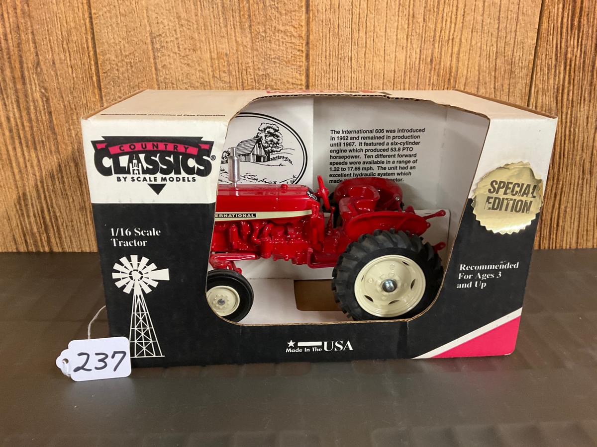 IH 606 Utility Tractor SE