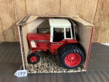 IH 1586 Tractor w/Duals