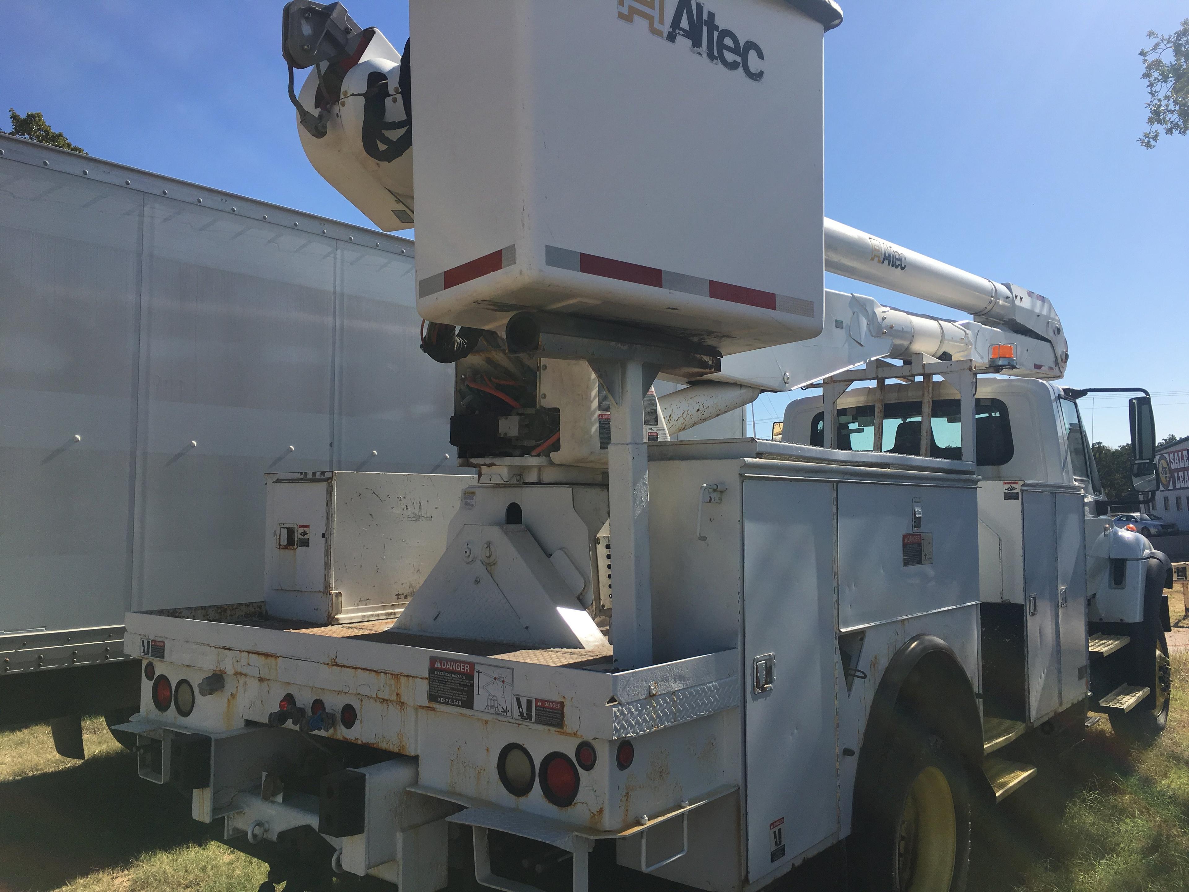 2006 International 7300 4x4 Bucket Truck