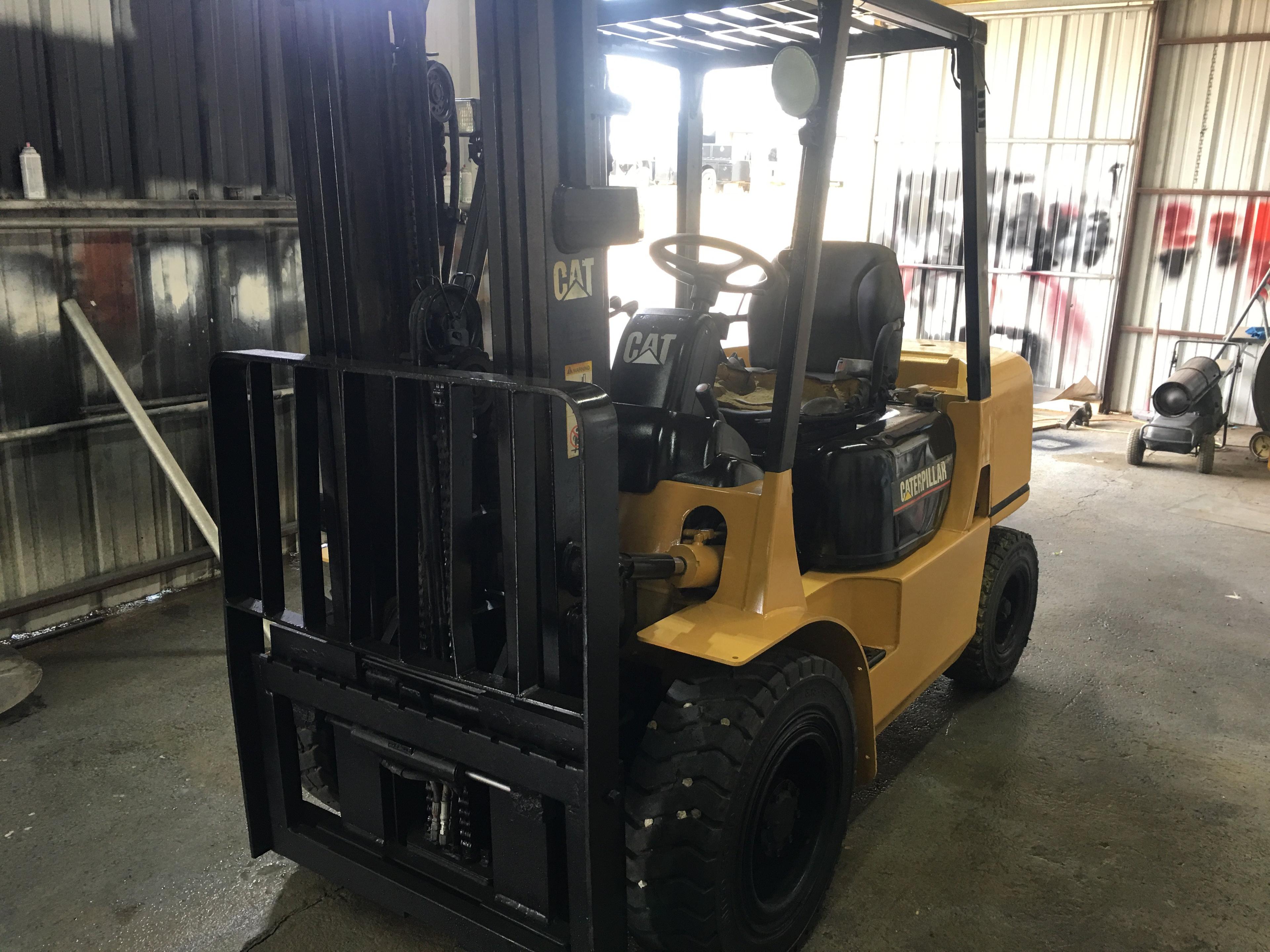 Caterpillar GP30K 6,000lb forklift