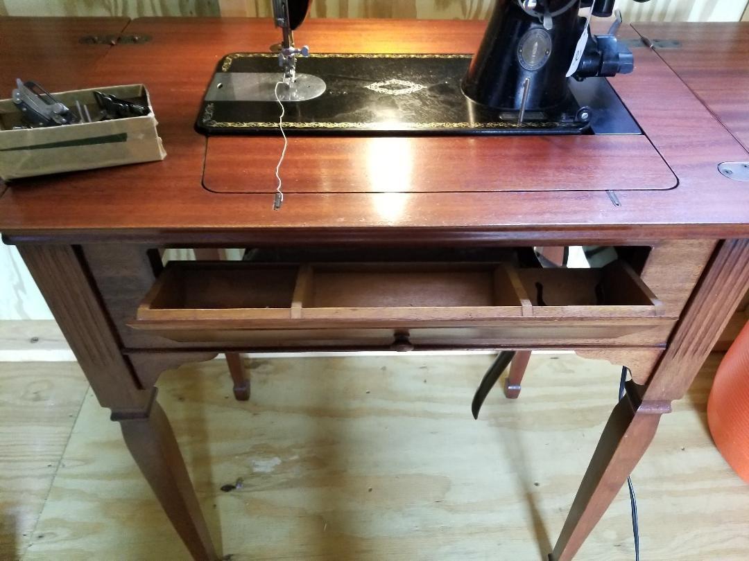 Vintage Singer Sewing Machine with Knee Bar - Works Great