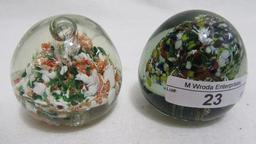 2 paperweights as shown