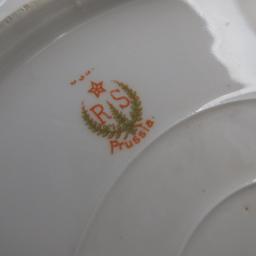 UM RS Prussia  11" Acorn mold floral cake plate