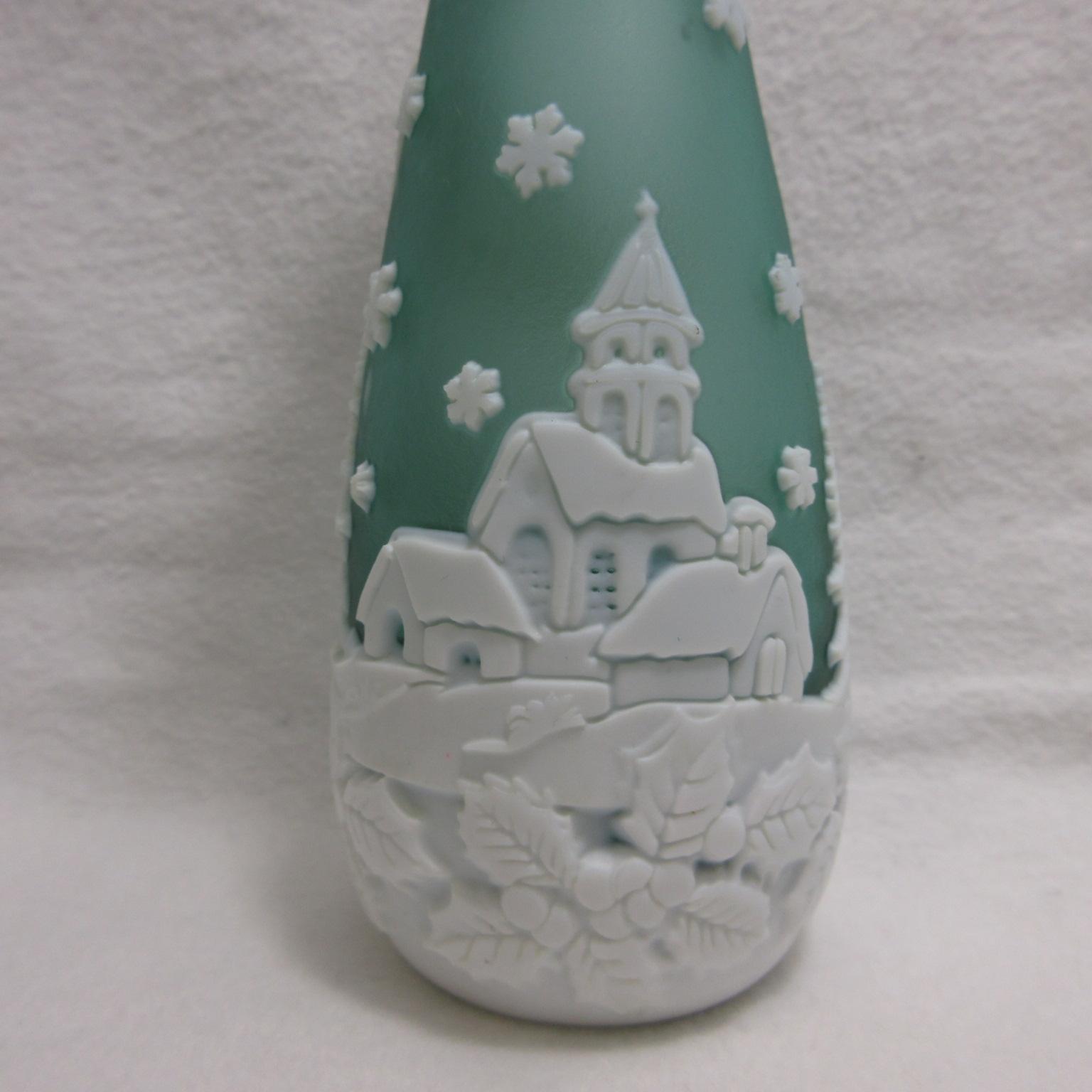 Chris Carpenter 8" Cameo botte vase-"Santa's Here" white/crystal/green-3 la