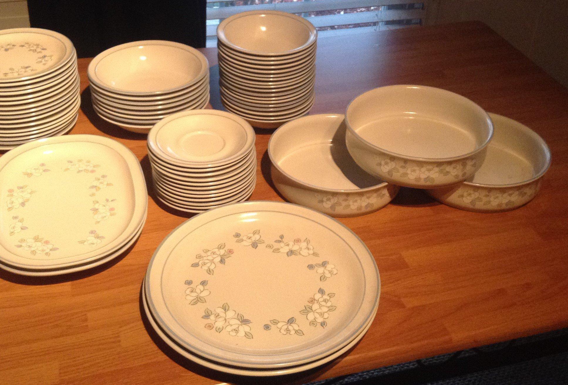 LARGE LOT OF DINNERWARE