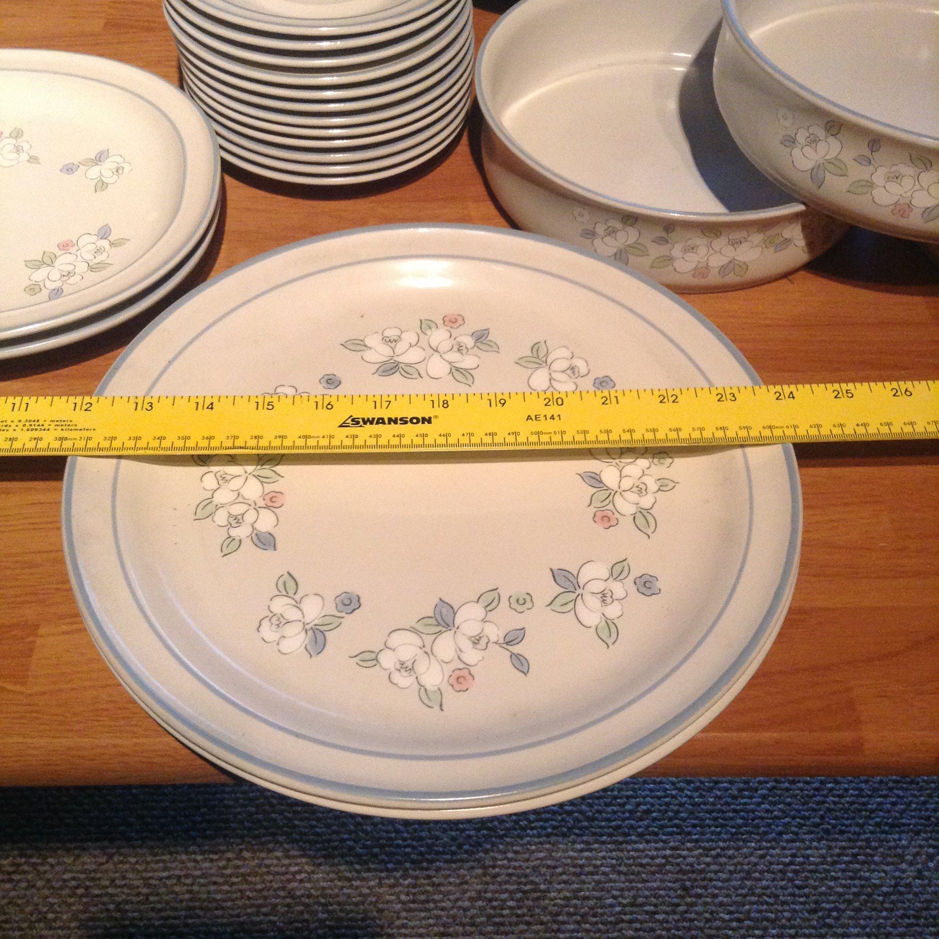 LARGE LOT OF DINNERWARE