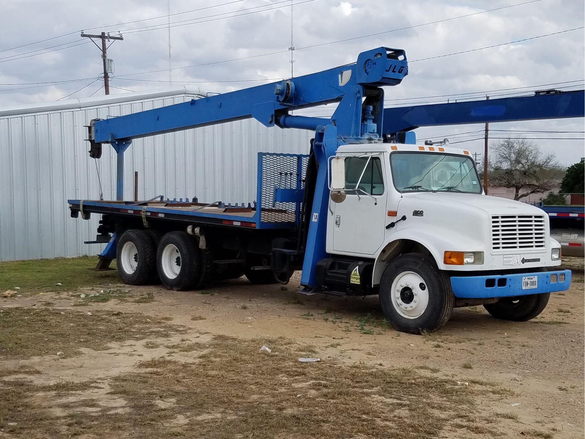 2001 International 4900 T/A Boom Truck