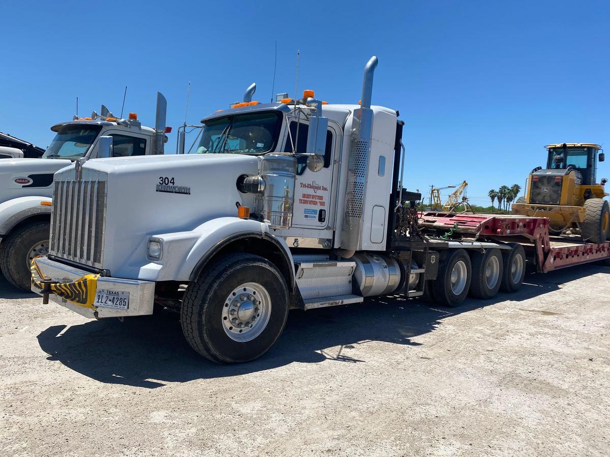 2013 Kenworth T800W Tri-axle Sleeper Truck Tractor With Winch