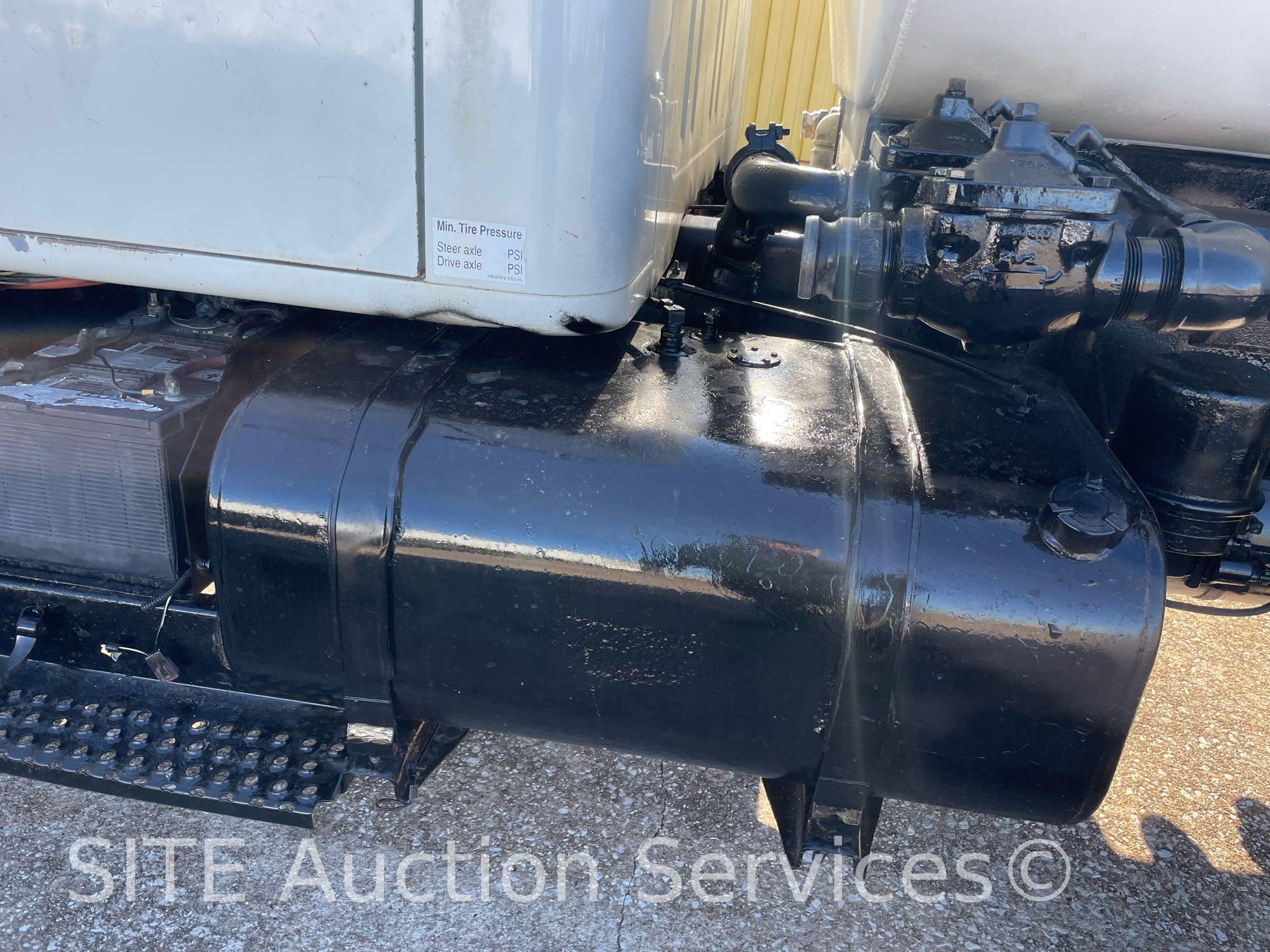 1997 International 4900 2000 Gal Water Truck