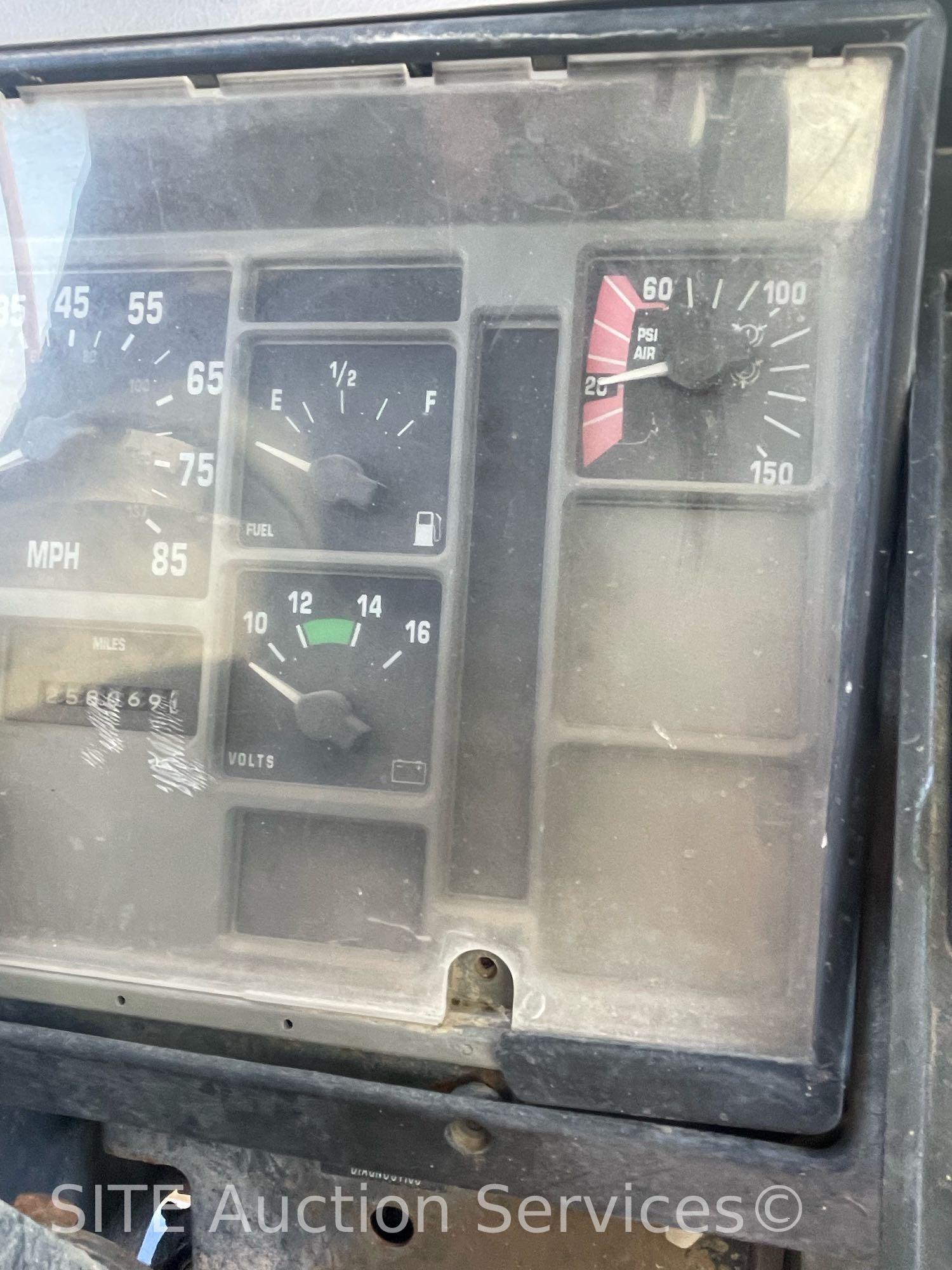 1997 International 4900 2000 Gal Water Truck