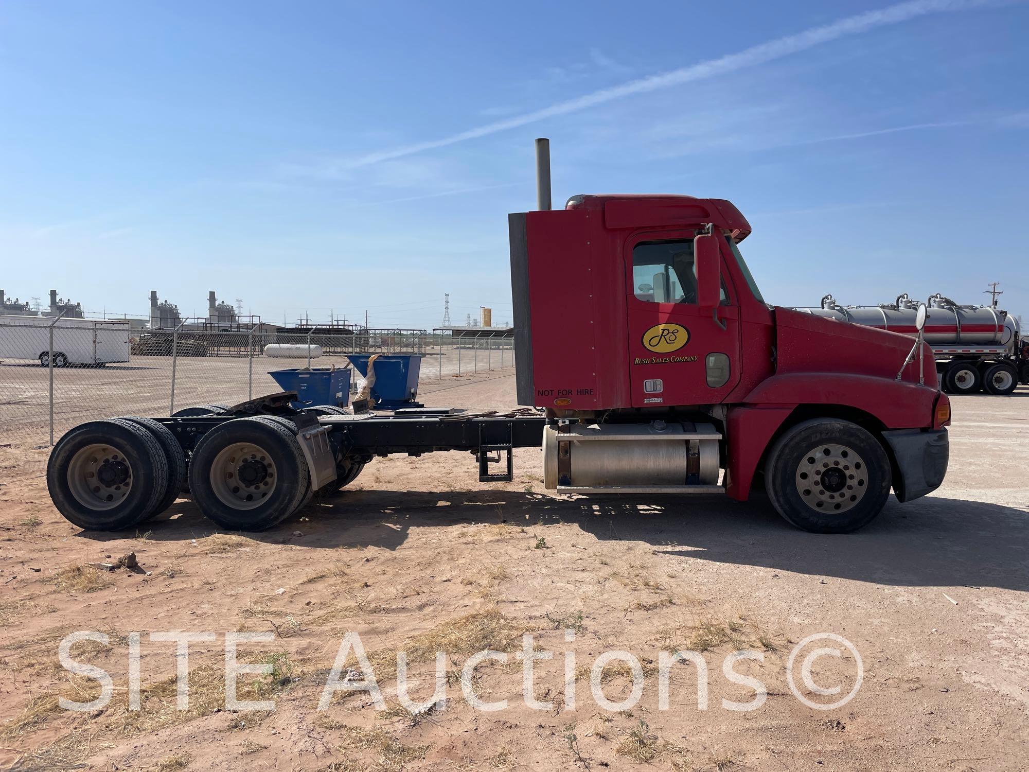 1999 Freightliner FLC120 T/A Daycab Truck Tractor