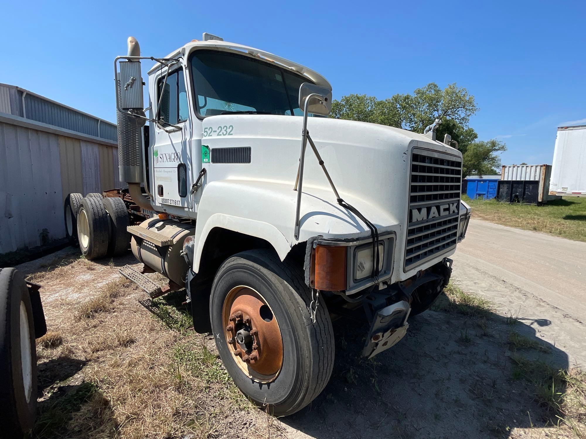 2000 Mack CH613 T/A Daycab Truck Tractor
