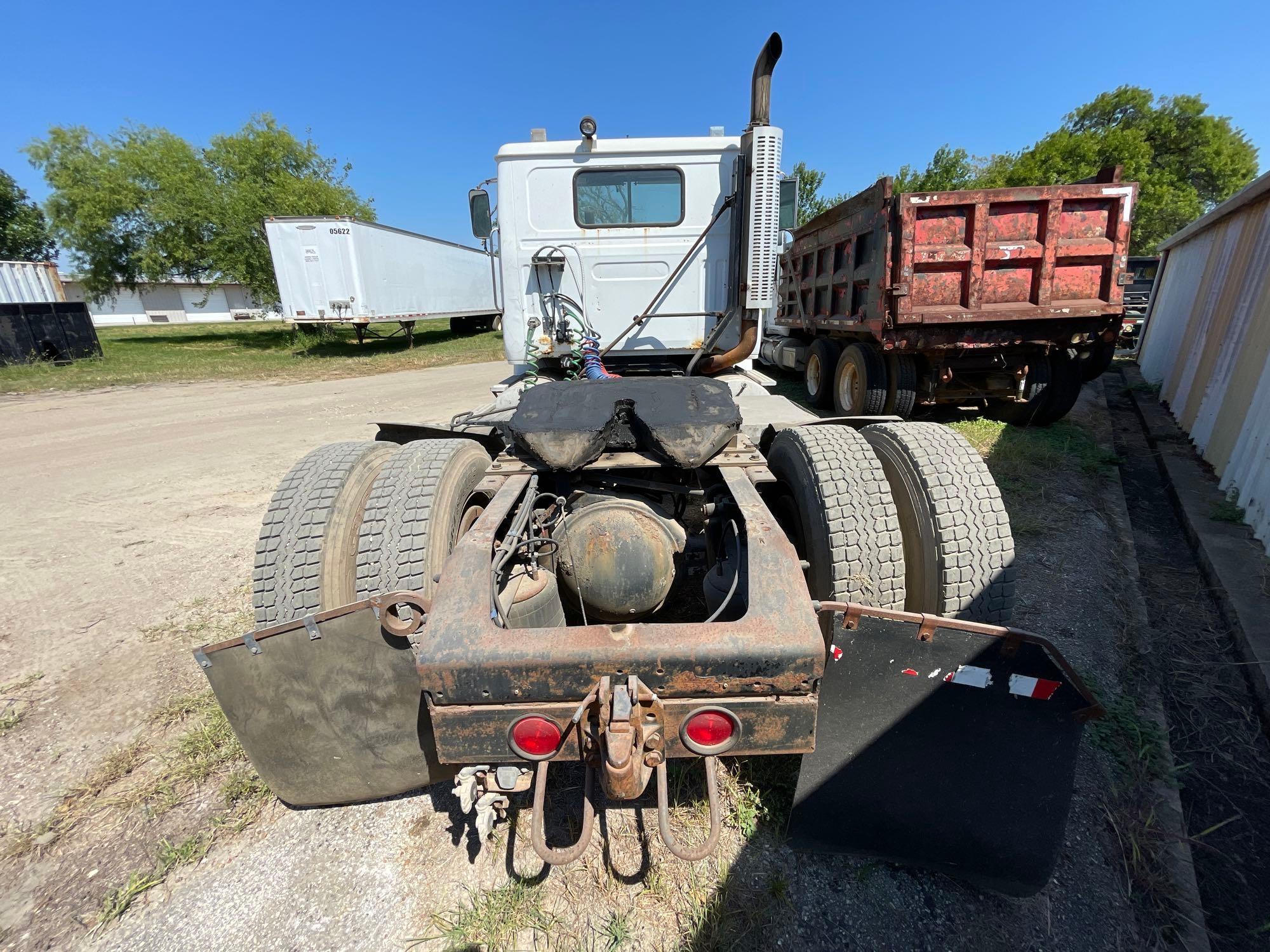 1996 Volvo WG42T S/A Daycab Truck Tractor