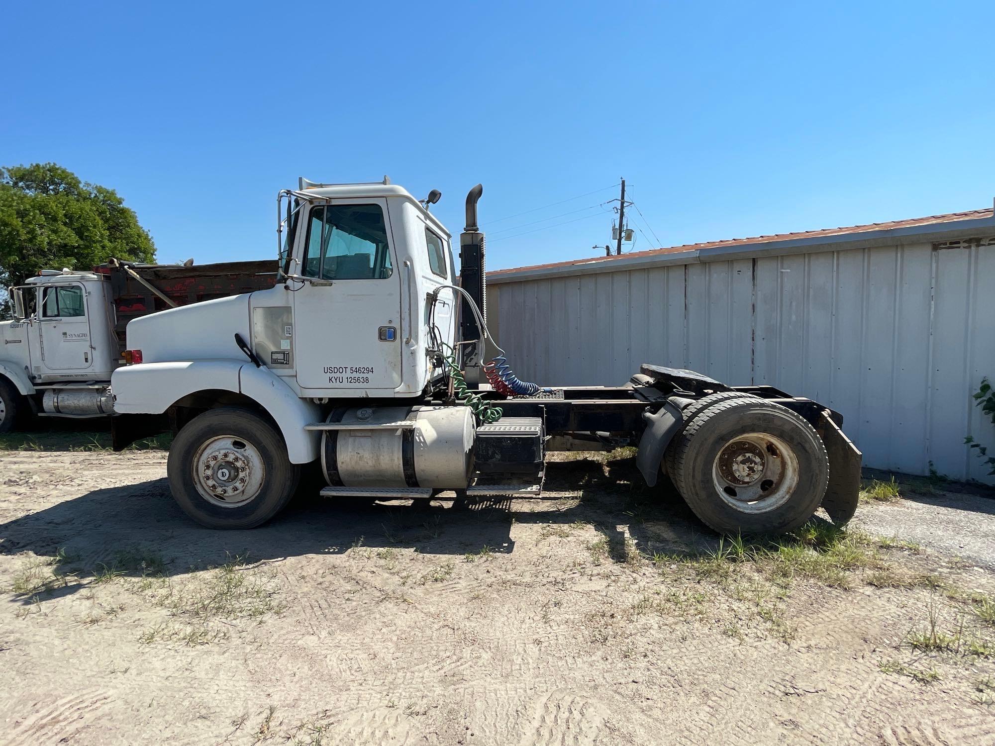 1996 Volvo WG42T S/A Daycab Truck Tractor