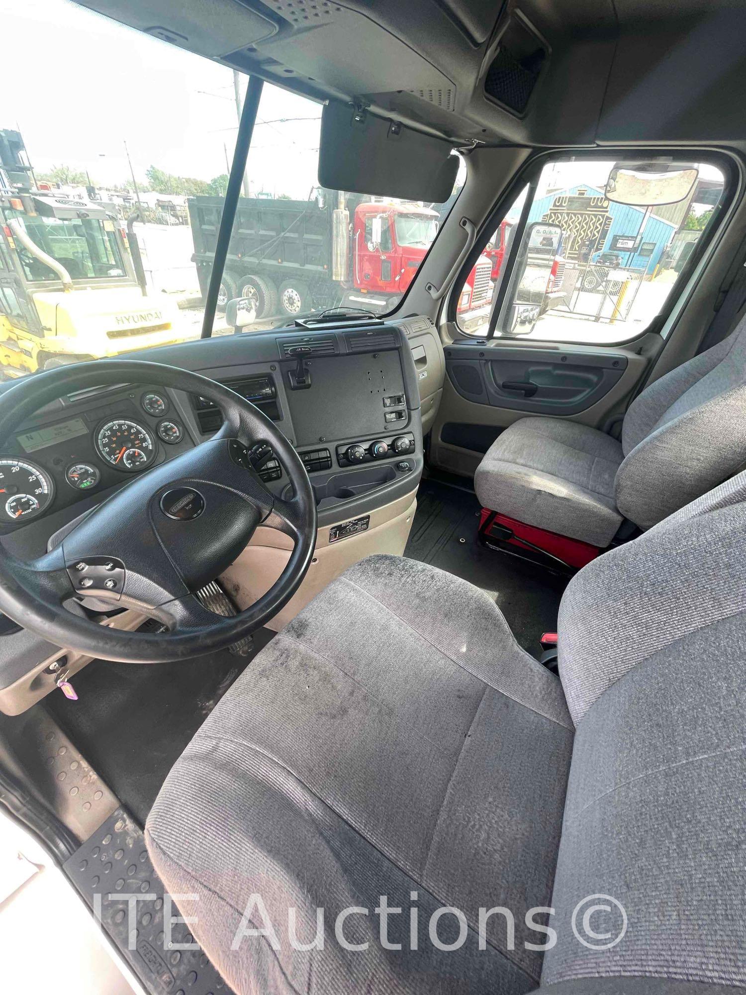 2016 Freightliner Cascadia T/A Daycab Truck Tractor