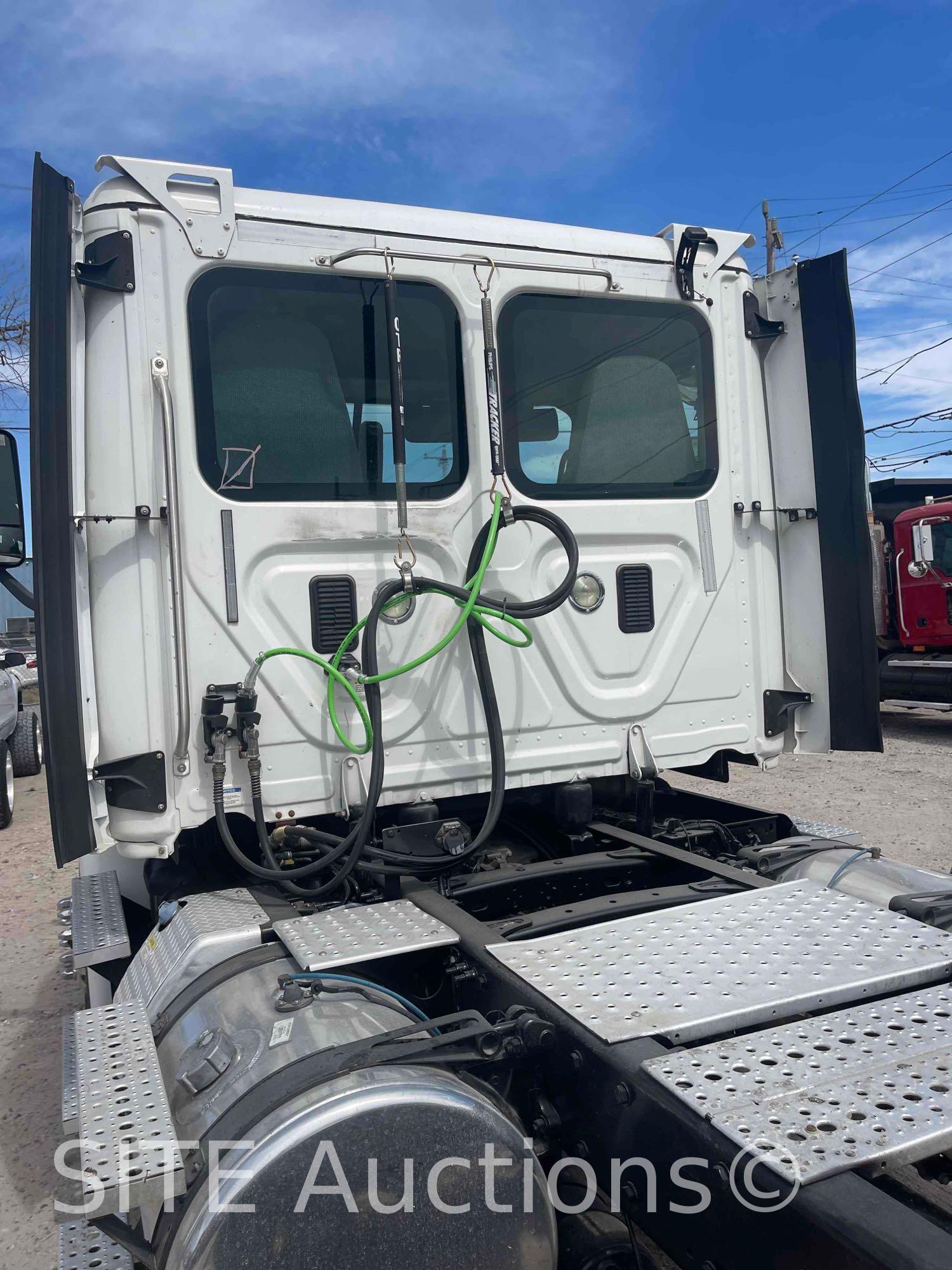 2016 Freightliner Cascadia T/A Daycab Truck Tractor