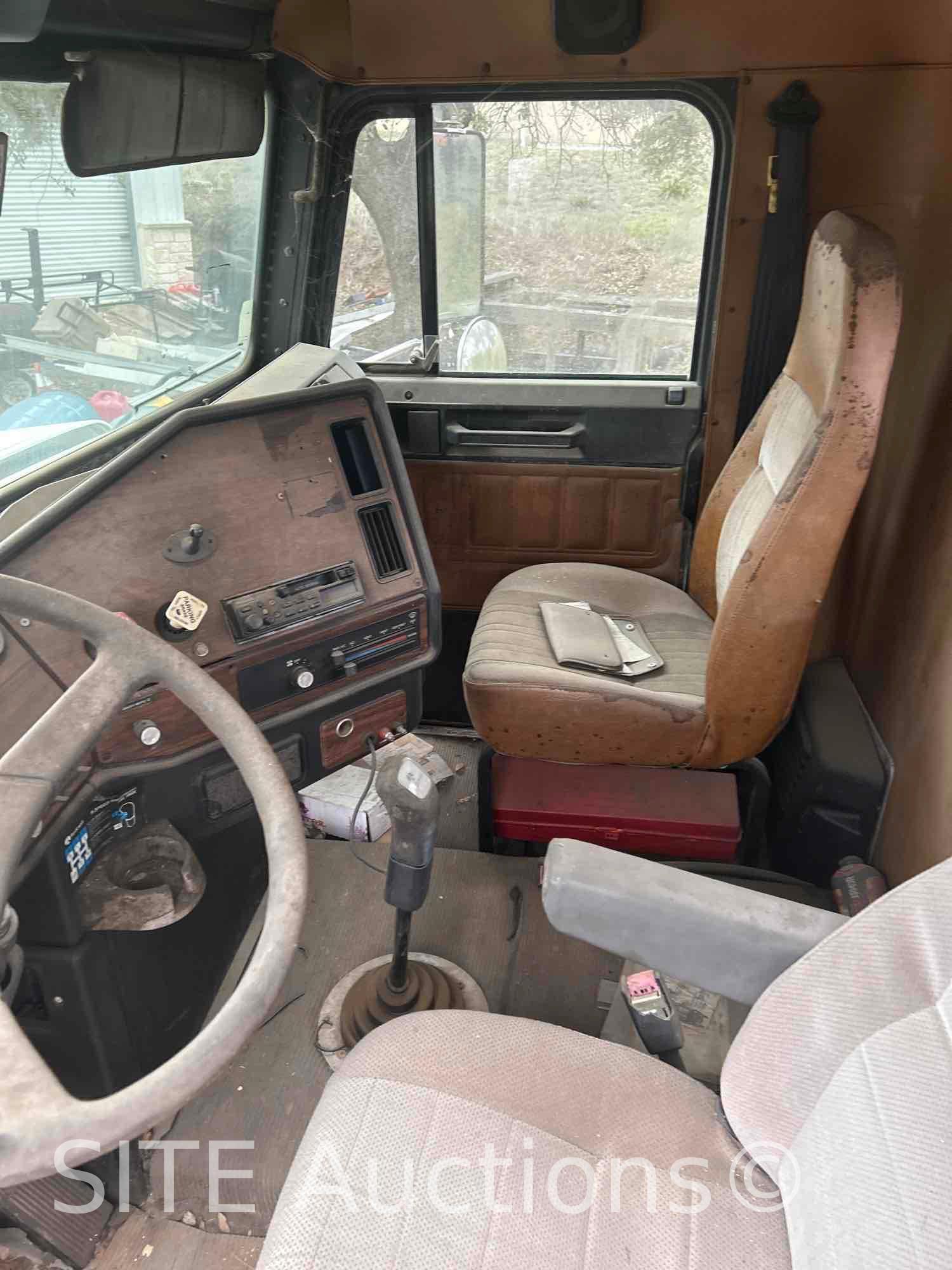 1999 Freightliner FLD S/A Daycab Truck Tractor