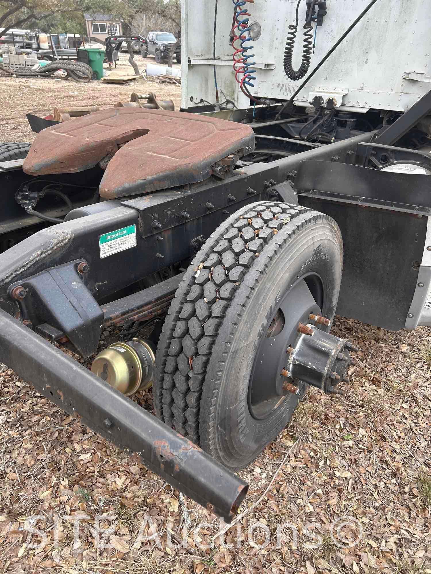 1999 Freightliner FLD S/A Daycab Truck Tractor