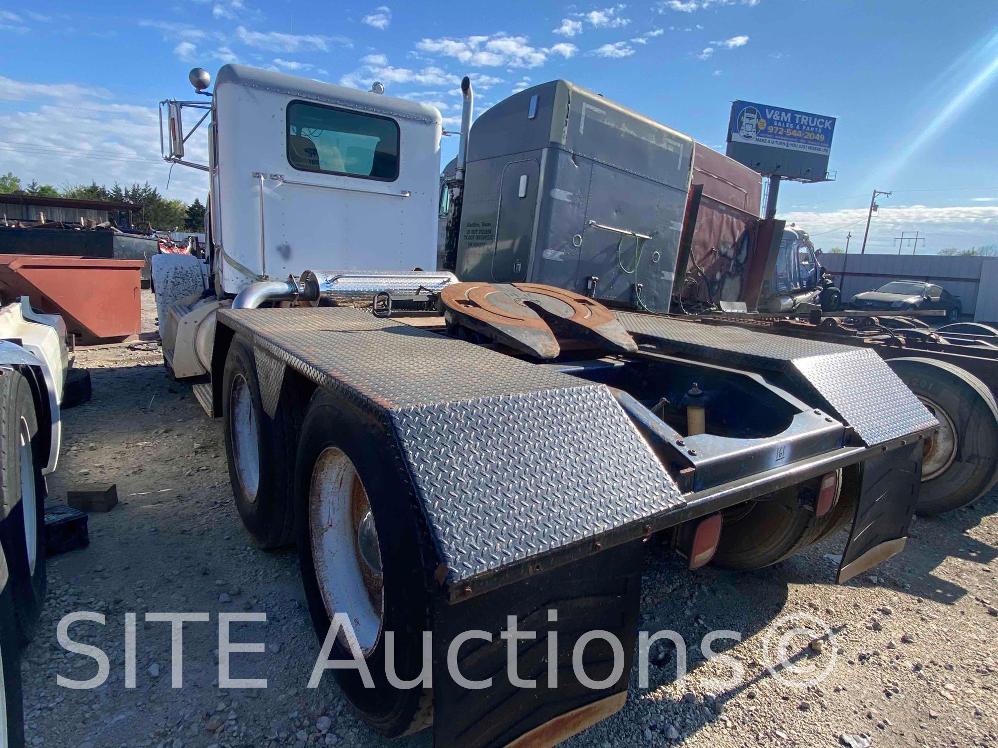 2001 Peterbilt 378 T/A Daycab Truck Tractor