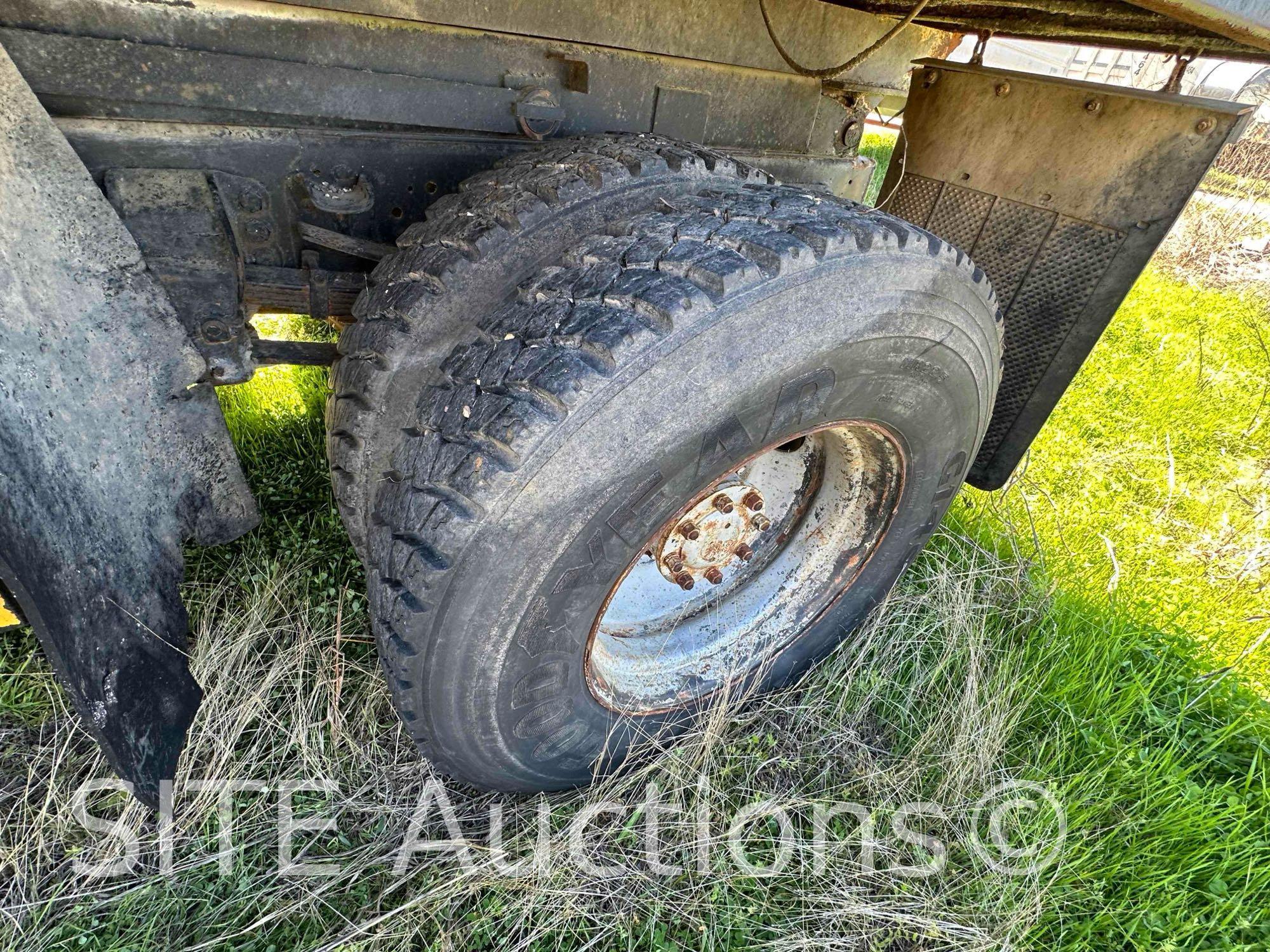 1986 Ford F700 S/A Dump Truck