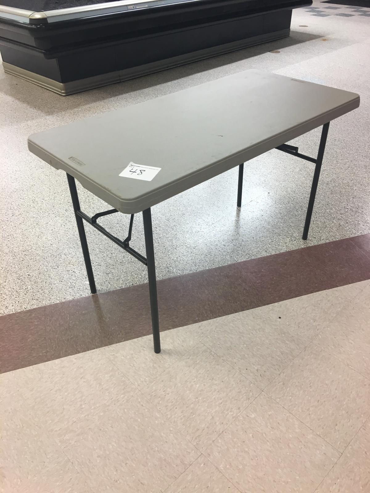 Folding table, plastic