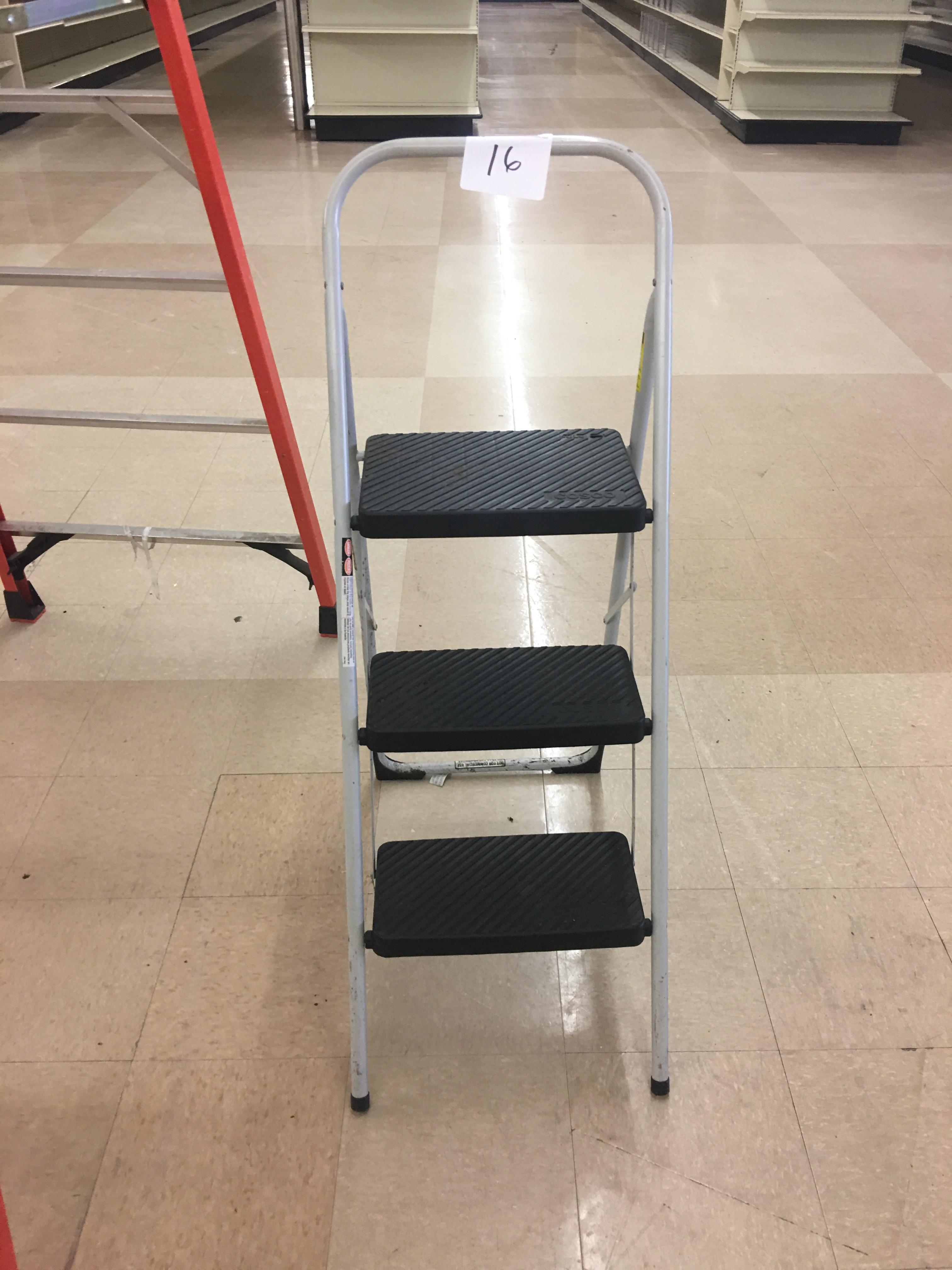 Folding step ladder