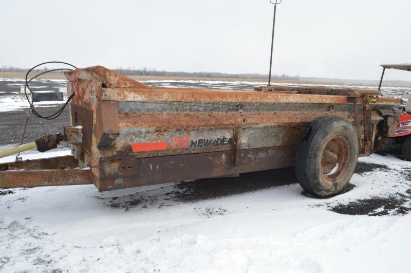 New Idea 3626 manure spreader, w/ end tail gate, single axle