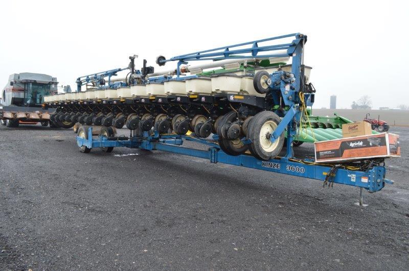 Kinze 3600 16 row corn planter w/ 30" rows, dry fertilizer & insecticide, 4