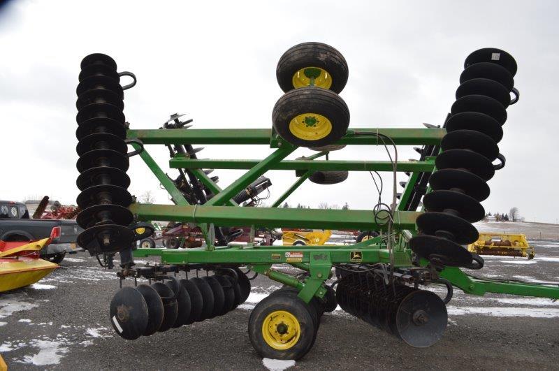 JD 635 28' rockflex disc w/ packer hitch (New! Never Used!)