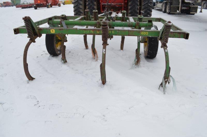 JD 1600 8 tooth chisel plow