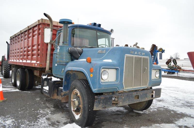 '71 Mack R-685 10 wheel dump truck, w/ 18' steel grain box, 6 speed mack 11