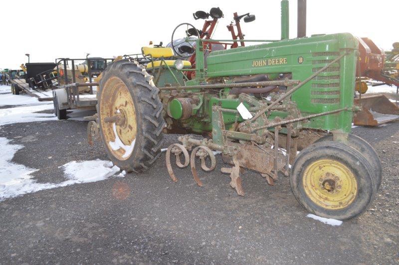 (Approx 1950) JD B tractor w/ 2 row cultivator