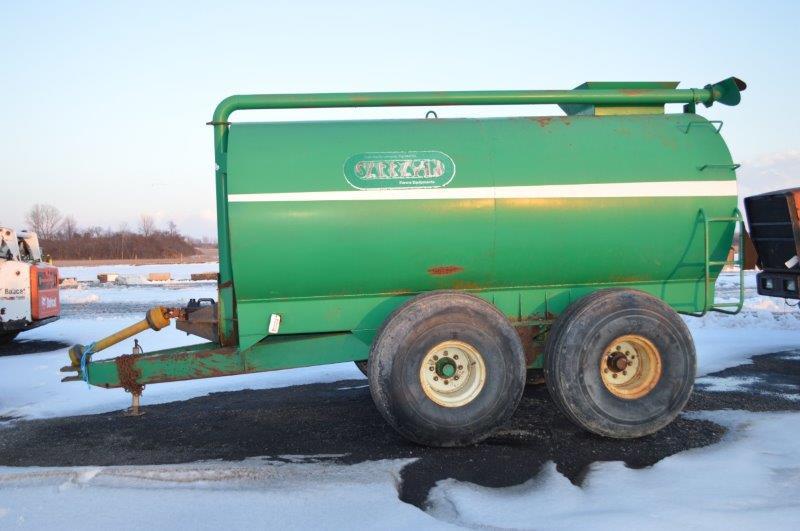 Sarrazin 2200 gallon liquid manure spreader w/ 21.5L-16.1 rubber