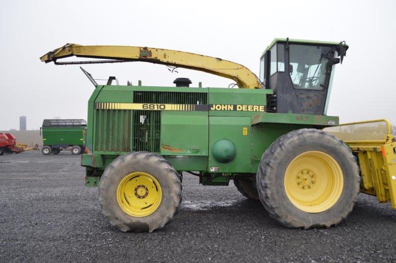 JD 6810 chopper w/ 4wd, 7,108/4,340 hrs, hydro, 20.8-38 tires, rear hyd.