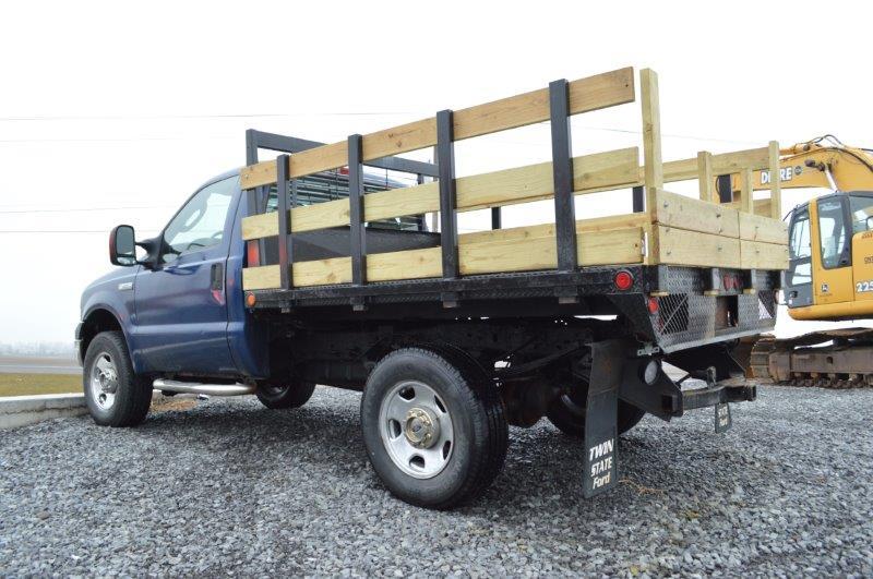 '06 Ford F350 Super Duty truck w/ 8' steel dumping bed, w/ 4wd, automatic t