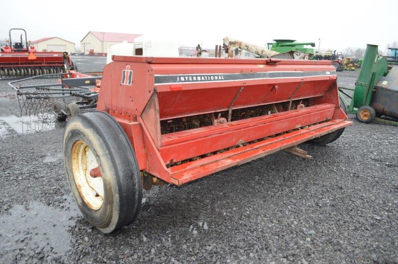 IH 5100 12' grain drill w/ single disc  openers