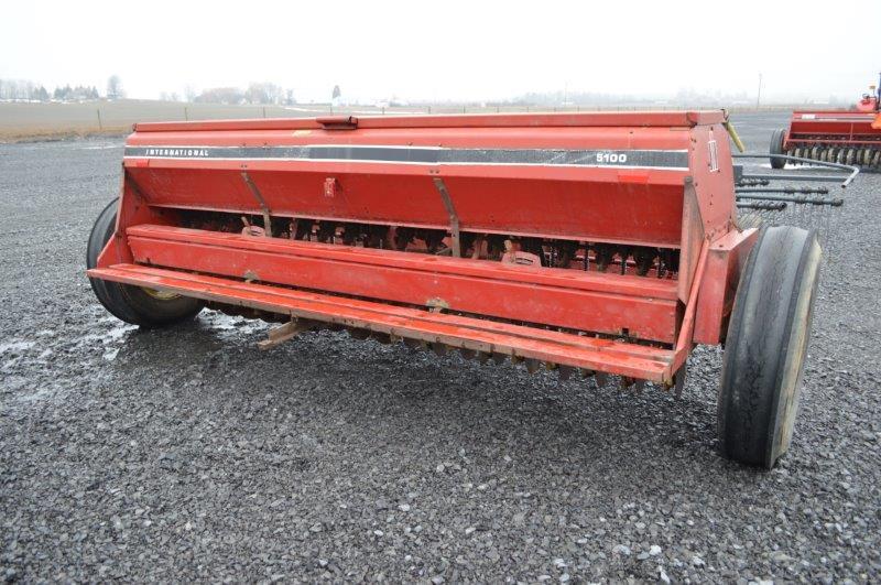 IH 5100 12' grain drill w/ single disc  openers