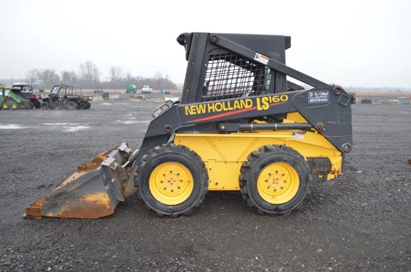 NH LS160 skid loader w/ NH 52" bucket w/ bolt on cutting edge, quick attach