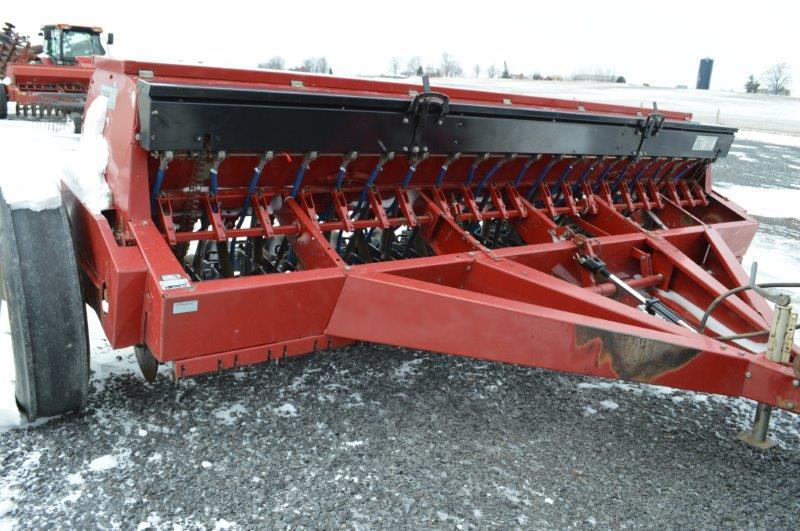 CIH 5100 double disc grain drill w/ grass seeder