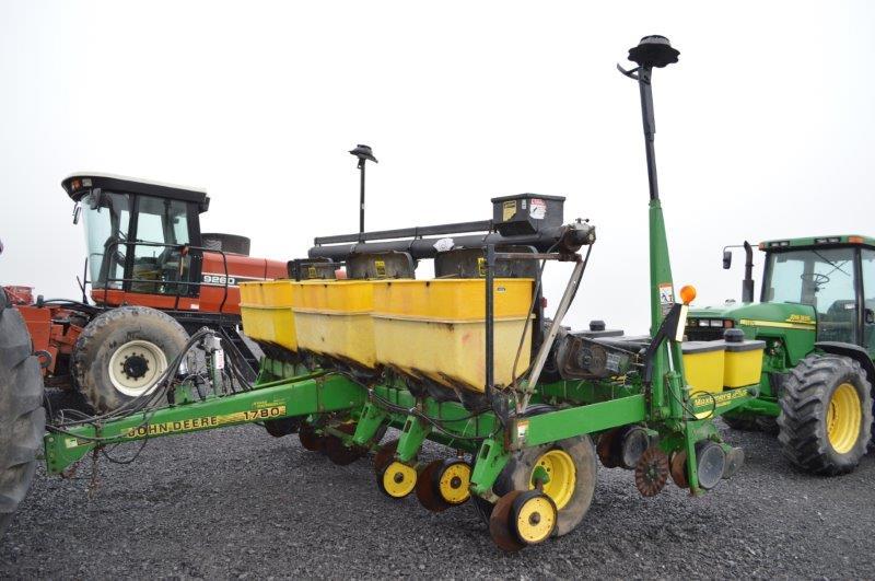 JD 1780 Max Emerge Plus, no till 6 row planter w/ dry fert and cross auger,