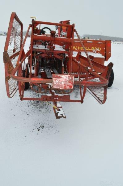 NH 311 baler w/ 75 kicker, string tie, applicator, controls in spring box