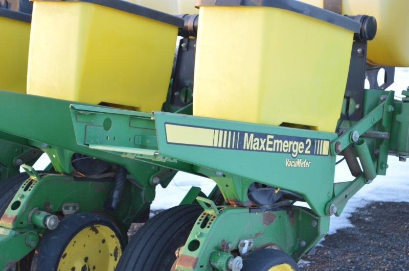 JD 7200 Max Emerge 2 Vacumeter 6 row planter w/ liquid fert, vacuum, seed f