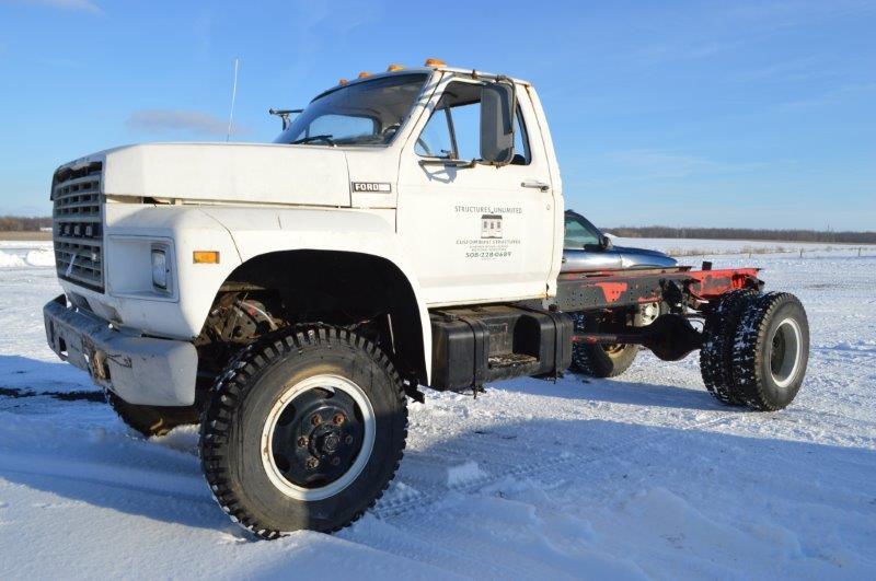 '81 Ford F700 cab & chasis truck w/ showing 64,000 miles, 4wd, VG 8 gas eng
