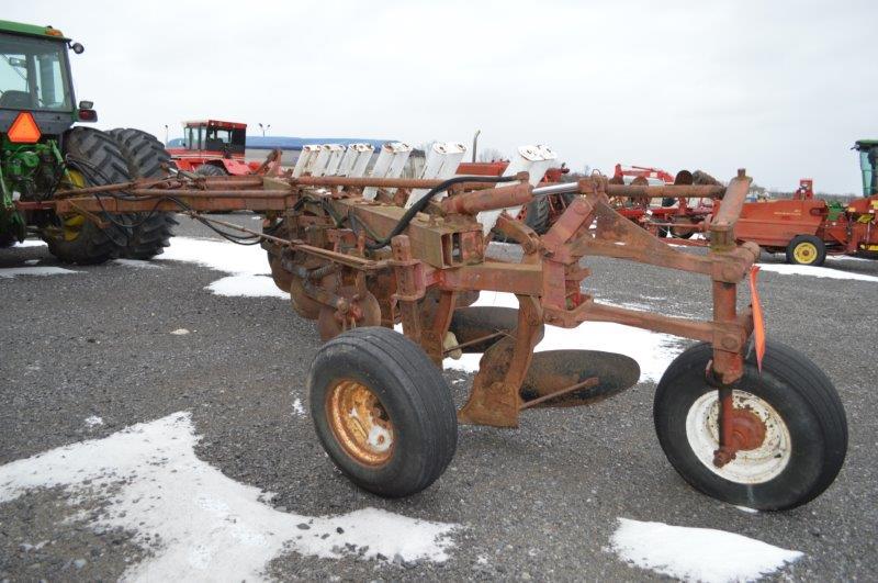 IH 720 6 bottom plow