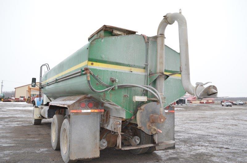 '00 Kenworth T800 truck w/ Diller 5,000 gallon manure tank, 8LL trans, Cumm