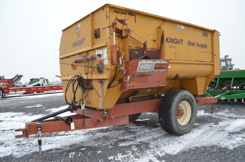 Kuhn Knight 3036 Real Auggie mixer 425/65R22.5 tires, (no scale head)