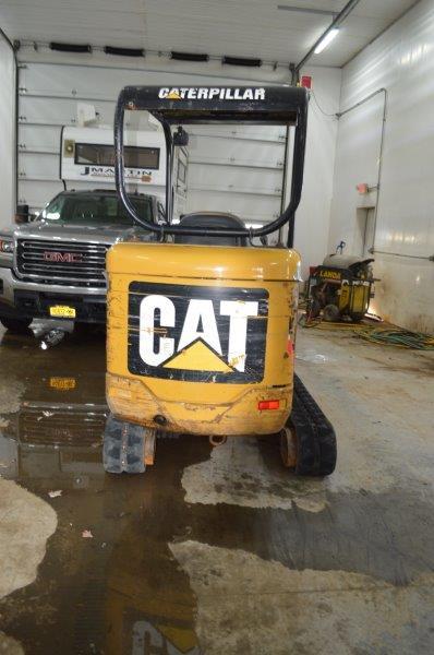 CAT 301.8C mini excavator w/ 2,225 hrs, rubber tracks, CAT 14" digging buck