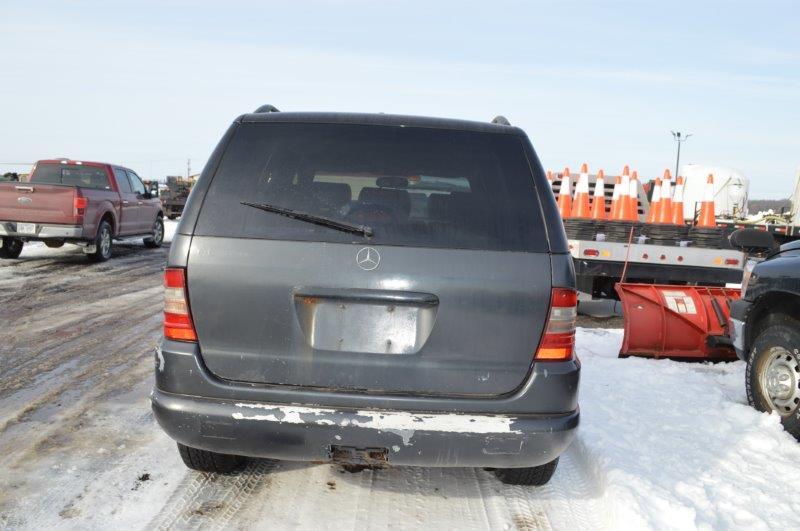 '98 Mercedes ML320 sedan w/ 3.2 liter V6 motor, auto, leather interior, 4wd