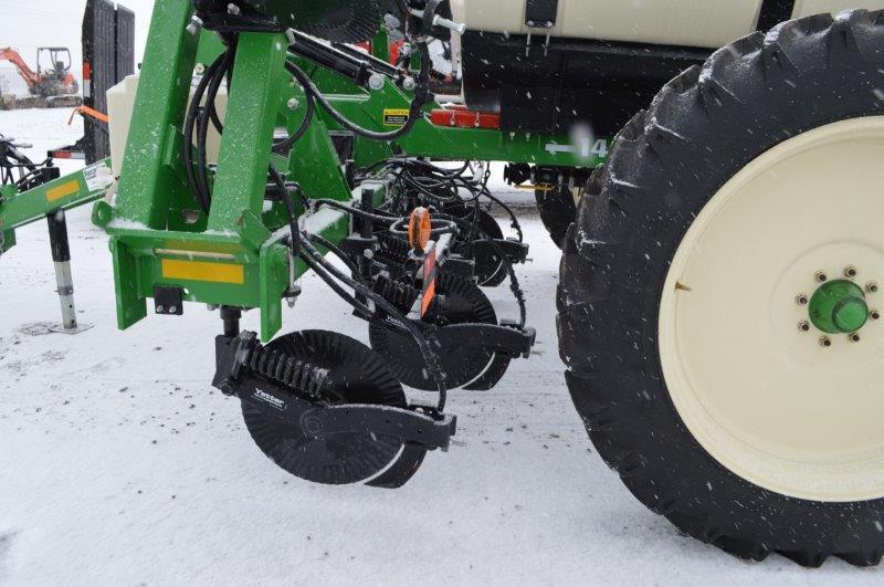 '18 Farm King 1410 fert. applicator w/ 12 row applicator, Yetter 2995 Extre