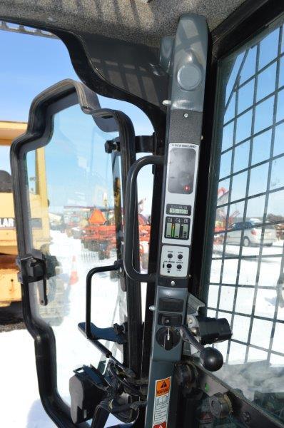 '15 NH L228 Skid loader w/ 3,572 hrs, cab, air, heat, hand and foot control